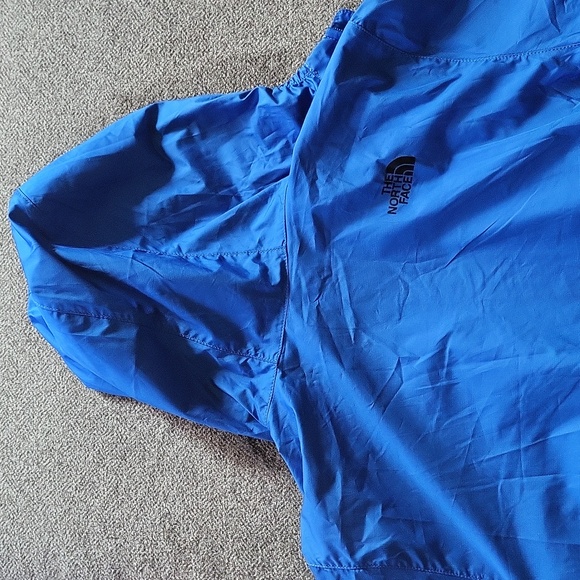Boy's Blue hooded The North Face WindWall light-weight wind/rain jacket. - Picture 5 of 7
